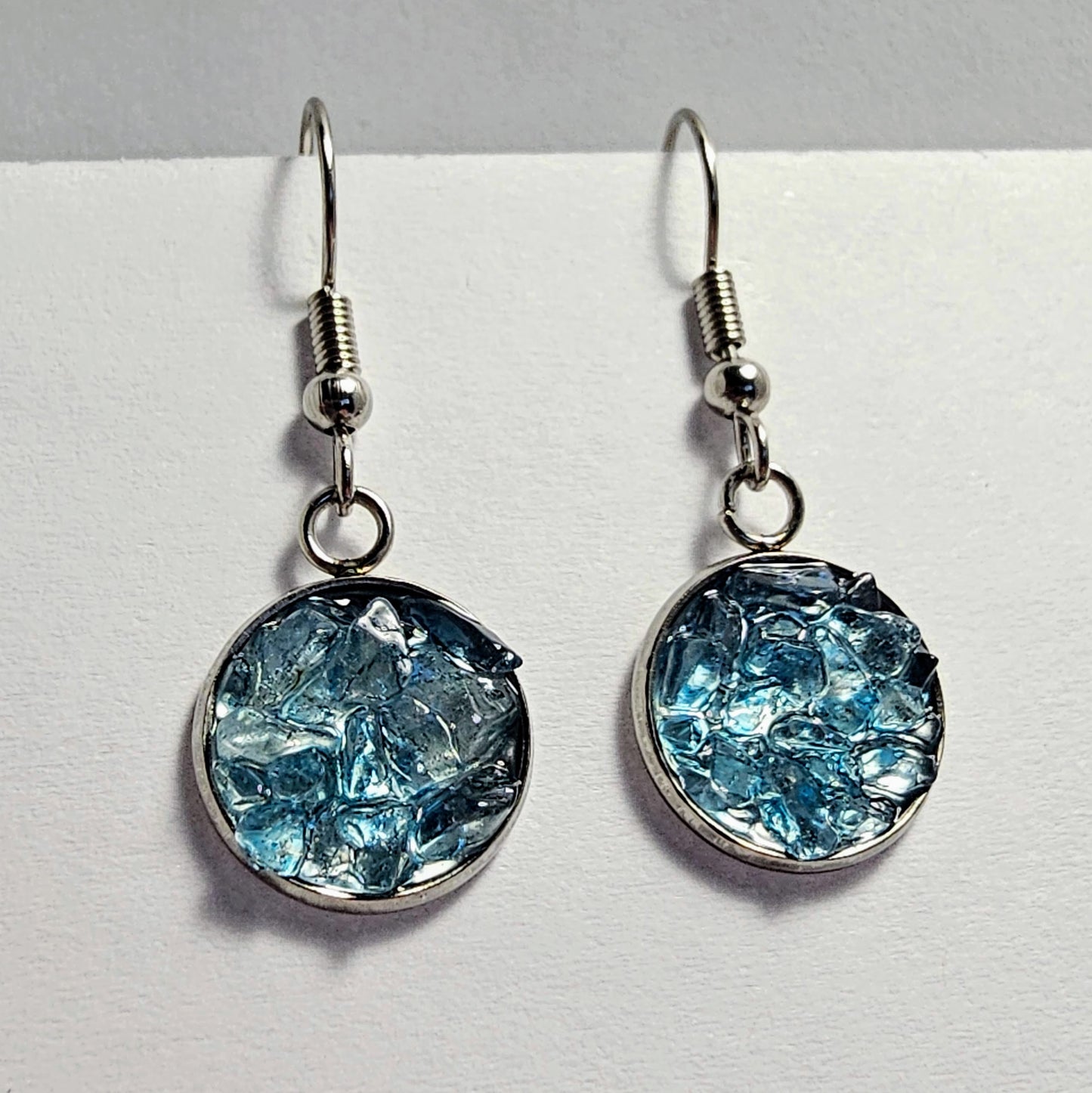 Aquamarine crushed glass in disc bezel