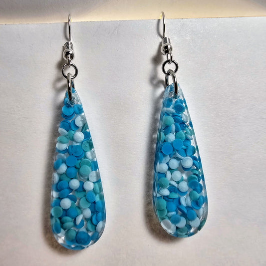 Drop shaped earrings in blue