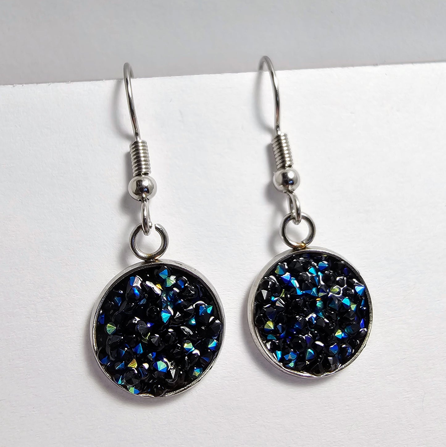 Blue and black mini gems in disc bezel